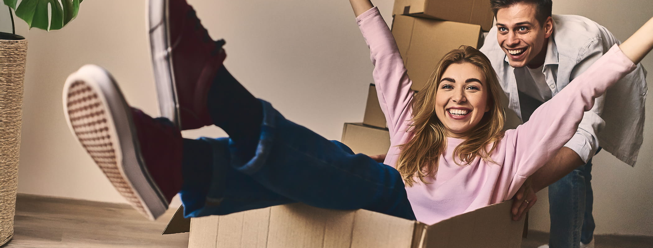 Blij stel dat samen verhuist en plezier heeft met een verhuisdoos in huis.