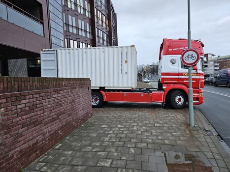 Containervervoer met voordeurservice waarbij een opslagcontainer per vrachtwagen bij een woning wordt geplaatst.
