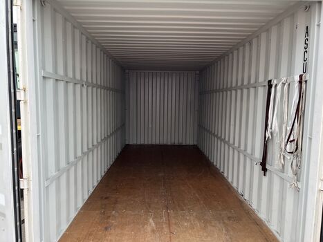 Lege opslagcontainer voor veilige containeropslag bij De Jong Verhuizingen.