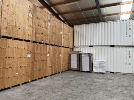 Tijdelijke opslag van goederen in houten opslagboxen en containers in een beveiligde opslagruimte.